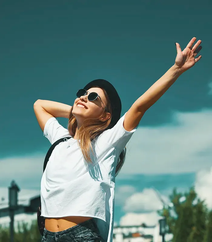 Una chica influencer con la mano hacia arriba