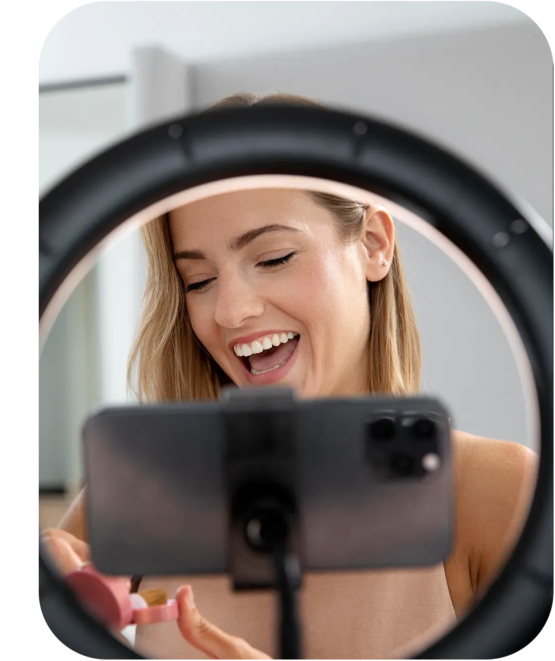 una chica influencer tomandose una foto