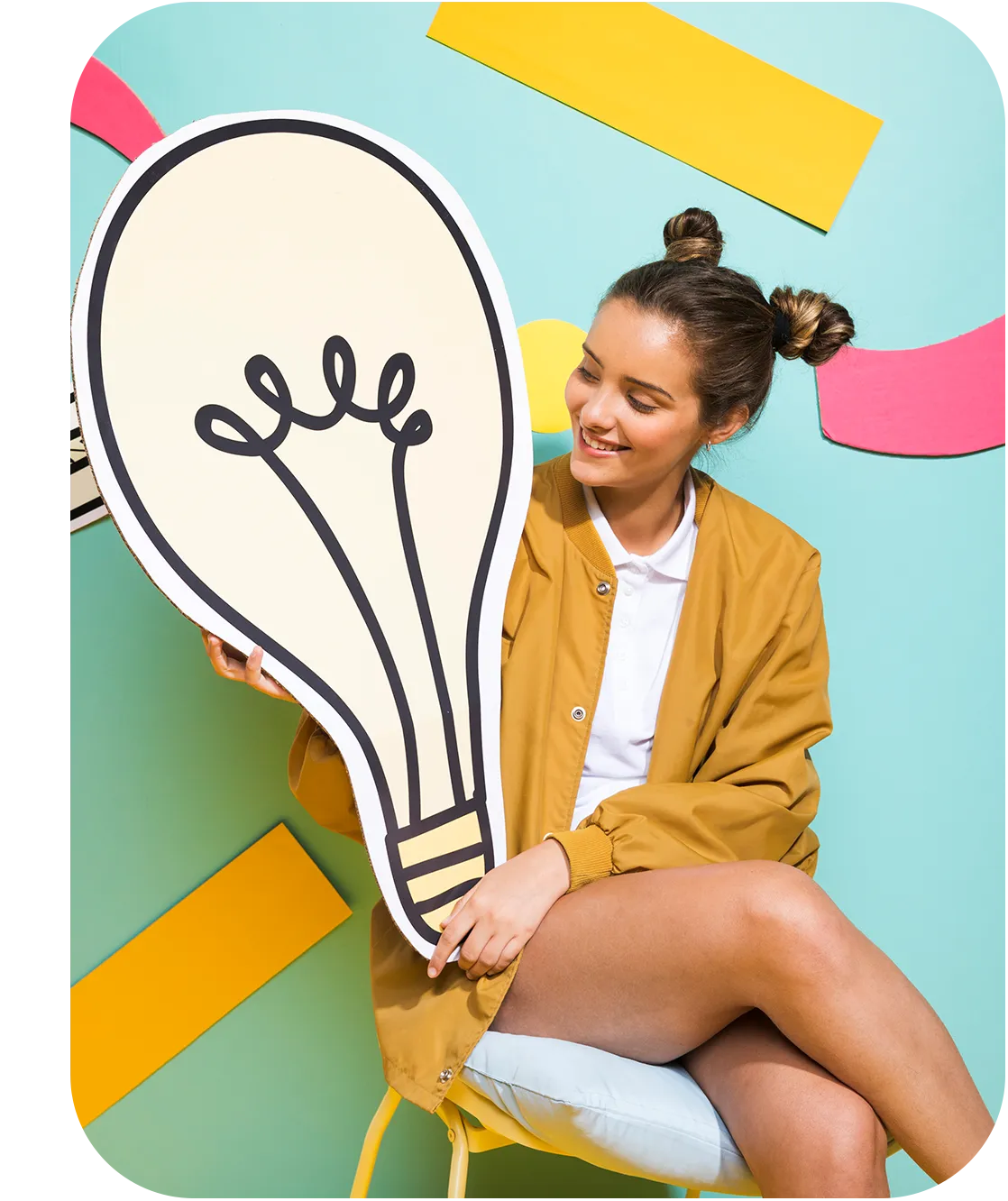 Una chica sosteniendo una gran idea