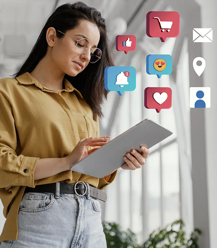 Una chica viendo un ipad con mensajes de redes sociales